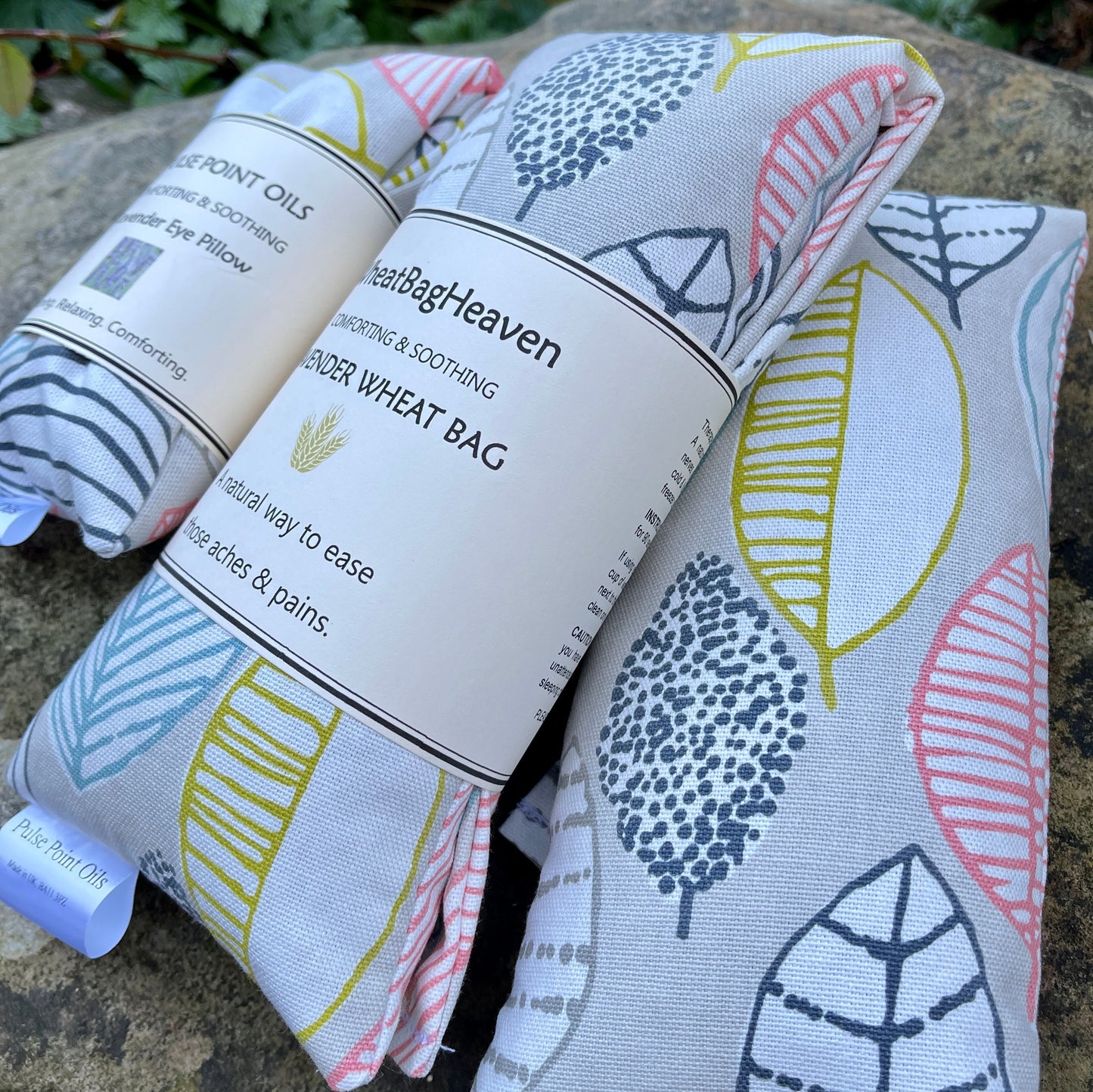 Heating pad neck wrap with lavender scent - Heat therapy to ease tension and stress in Rainbow leaf print